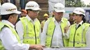 Menhub Budi Karya Sumadi (kedua kiri), Menteri PUPR Basuki Hadimuljono (kedua kanan), dan Menteri BUMN Rini Soemarno saat meresmikan pembangunan proyek rumah susun dengan konsep Transit TOD di Jakarta, Selasa (15/8). (Liputan6.com/Yoppy Renato)