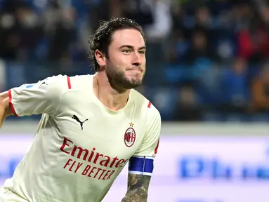 Pemain AC Milan Davide Calabria mencetak gol ke gawang Atalanta pada pertandingan Liga Italia Serie A di Stadion Gewiss, Bergamo, Italia, 3 Oktober 2021. AC Milan menang 3-2 atas Atalanta. (MIGUEL MEDINA/AFP)