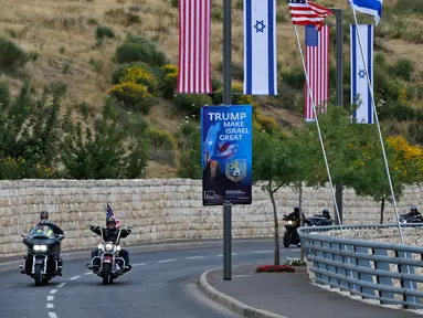 Anggota geng motor Samson Riders melintasi jalan menuju Kedubes AS yang baru di Yerusalem, (13/5). Geng motor Israel tersebut konvoi dari Tel Aviv ke Yerusalem untuk merayakan peresmian Kedutaan Besar AS baru di Yerusalem.  (AFP Photo/Ahmad Gharabli)