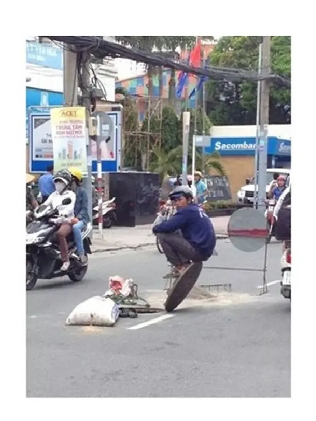 6 Kelakuan Santai Bapak-Bapak saat di Jalan Ini Bikin Ngelus Dada