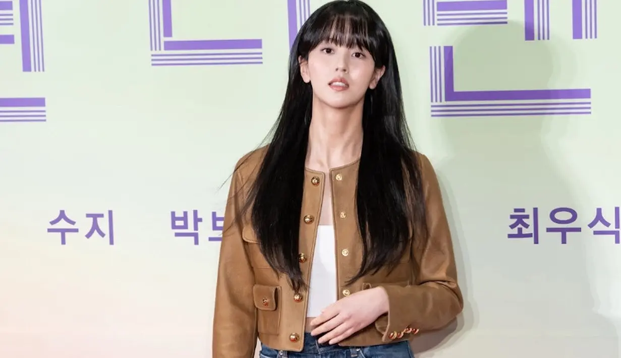 Sementara itu, Kim So Hyun mengenakan crop jaket kulit warna coklat dengan aksen beberapa kantong di bagian depan dan kancing emas. Atasan dari Celine tersebut seharga Rp94 jutaan. [Celine]
