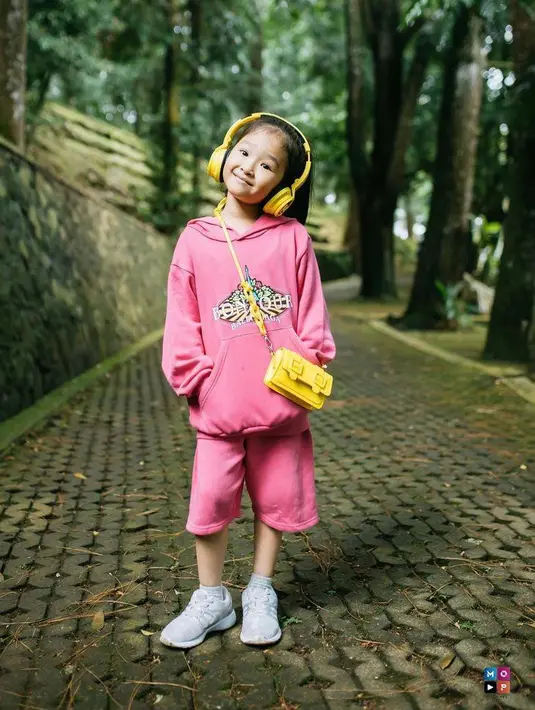 Kali ini, Thalia tampil bergaya sporty dengan padu padan hoodie dengan short pants dan sneakers. Manis banget! (Instagram/thaliaputrionsu).