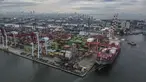 Foto udara menunjukkan aktivitas bongkar muat peti kemas di Jakarta International Container Terminal, pada Rabu 4 Februari 2026. Neraca perdagangan Indonesia mencatatkan surplus selama 68 bulan berturut-turut sejak Mei 2020. (BAY ISMOYO/AFP)