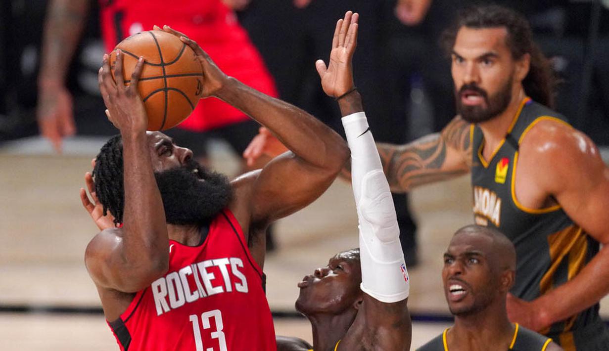Pebasket Houston Rockets, James Harden, berusaha memasukkan bola saat melawan Oklahoma City Thunder pada laga NBA, Selasa (1/9/2020). Oklahoma City Thunder menang 104-100 atas Houston Rockets. (AP Photo/Mark J. Terrill)