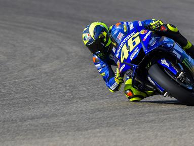 Pebalap Movistar Yamaha, Valentino Rossi, memacu keceparan saat sesi latihan MotoGP Aragon di Sirkuit Aragon, Spanyol, Sabtu (21/9/2018). Pada sesi latihan ini, pria Italia itu hanya menduduki posisi kesembilan. (AFP/Jose Jordan)