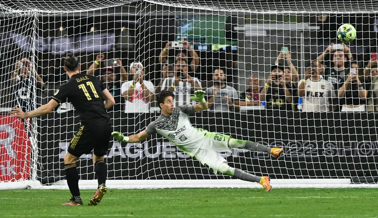 Pemain Los Angeles FC, Gareth Bale (kiri) mencetak gol ke gawang klub Meksiko melalui tendangan pendalti pada laga persahabatan di SoFi Stadium, Inglewood, California, 3 Augustus 2022. Bale tercatat hanya membuat 13 penampilan sebelum gantung sepatu pada Januari 2023 lalu. (AFP/Patrick T. Fallon)