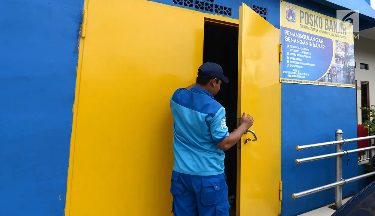 Petugas Sudin Sumber Daya Air (SDA) Jakarta Timur mengecek pompa air di Kampung Pulo, Jakarta, Rabu (23/1). Pengecekan ini dilakukan untuk mengantisipasi banjir dan genangan. (Merdeka.com/Imam Buhori)