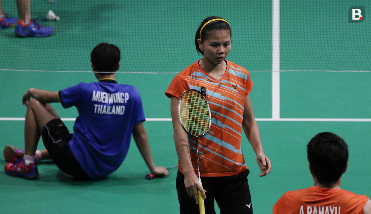 Ganda Indonesia, Greysia Polii / Apriyani Rahayu, saat melawan ganda Thailand, Chayanit Chaladchalam / Phataimas Muenwong pada final SEA Games 2019 di Muntinlupa Sports Complex, Manila, Senin (9/12). Pasangan Indonesia menang 21-3 dan 21-8. (Bola.com/M Iqbal Ichsan)