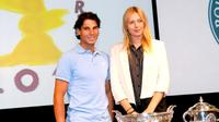 Maria Sharapova memiliki fans di Facebook mencapai lebih dari 15 juta, sedangkan petenis dengan pengikut terbanyak di Twitter adalah Nadal.