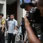 Petugas membawa keluar jenazah pembunuhan di Pulogadung, Jakarta, Selasa (27/12). Sebanyak 11 orang menjadi korban, enam di antaranya meninggal dunia. (Liputan6.com/Faizal Fanani)