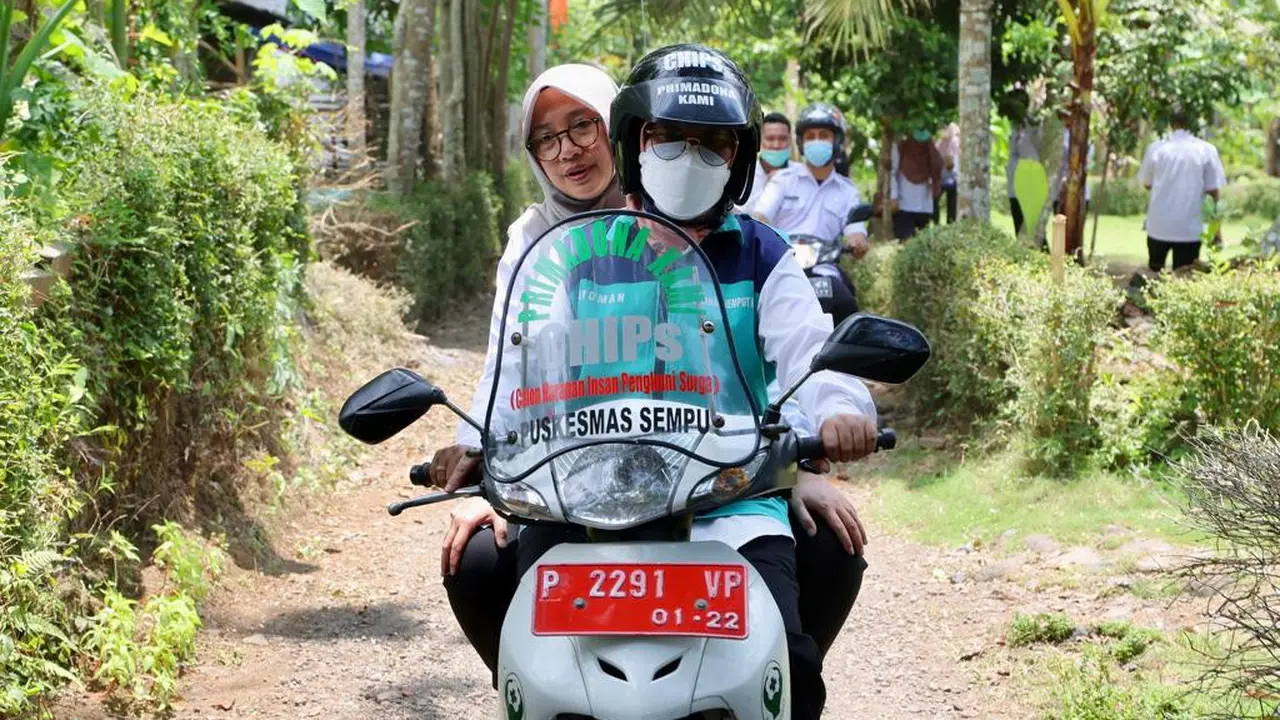 Bupati Banyuwangi Ipuk Fiestiandani berboncengan sepeda motor dengan petugas kesehatan untuk memberikan pelayanan kesehatan di daerah pelosok (Istimewa)