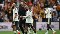 Pelatih Manchester United, Michael Carrick (kedua dari kiri), bersama para pemainnya bereaksi setelah menelan kekalahan 0-2 dari Hull City dalam laga Liga Inggris 2026/2027 di MKM Stadium, Kingston upon Hull, Inggris, Sabtu (22/8/2026). (AFP/Paul Ellis)