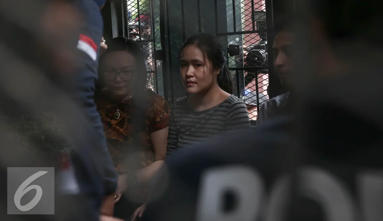 Jessica Kumala Wongso berada di dalam mobil tahanan usai polisi serahkan Jessica ke Kejaksaan Negeri Pusat, Jakarta, (27/5). Jessica akan ditempatkan di ruang masa pengenalan awal lingkungan (Mapenaling) Rutan Pondok Bambu. (Liputan6.com/Faizal Fanani)