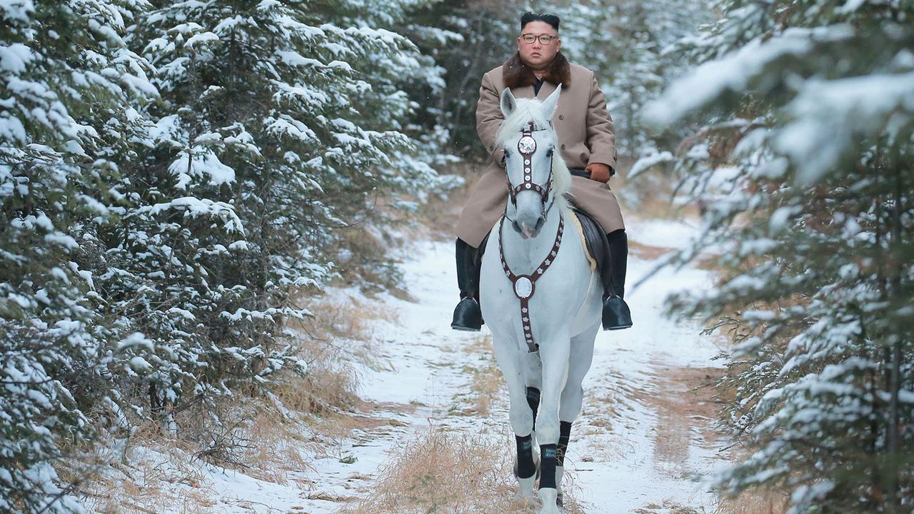 Gaya Kim Jong-un Saat Naik Kuda Putih Menyusuri Gunung Salju
