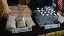Bahan baku untuk pembuatan ciu yang berhasil diamankan ditunjukkan polisi saat rilis di kawasan Pekojan, Tambora, Jakarta (3/5). Sebotol ciu dijual seharga Rp 11.000. (Liputan6.com/Arya Manggala)