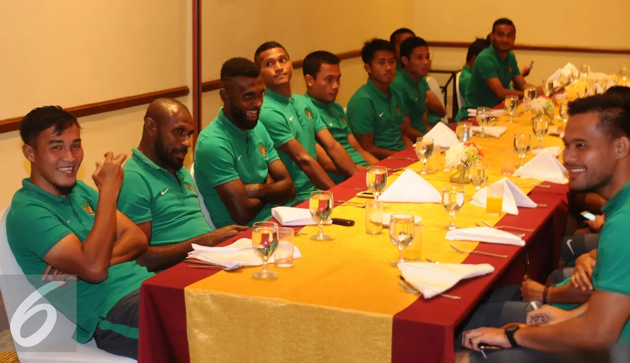 Pemain timnas Indonesia bersiap melakukan pertemuan dengan Ketua PSSI, Edy Rahmayadi di Hotel Aryaduta, Tangerang, Selasa (15/11). Jelang berlaga di Piala AFF 2016, Timnas Indonesia melakukan TC di SPH Karawaci. (Liputan6.com/Helmi Fithriansyah)