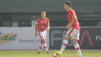 Pemain Persija Jakarta, Arthur Irawan (kiri) saat melawan RCD Espanyol pada laga persahabatan di Stadion Patriot, Bekasi, (19/7/2017). Persija kalah 0-7. (Bola.com/Nicklas Hanoatubun)