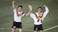 Lothar Matthaus (kanan) merupakan pemain tertua yang pernah tampil di Timnas Jerman dalam sejarah pergelaran Euro. Ia menginjak 39 tahun, 2 bulan, 30 hari ketika melawan Timnas Portugal pada Euro 2000. Motor tengah andalan skuat Der Panzer ini telah membukukan 150 caps penampilan. (Foto: AFP/Staff)