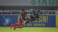 Pemain Martapura Dewa United, Selamet Budiono (kanan) bertabrakan dengan pemain Persis Solo, Chrystna Bhagascara saat laga semifinal Liga 2 2021 antara Martapura Dewa United melawan Persis Solo di Stadion Pakansari, Bogor, Senin (27/12/2021). (Bola.com/Bagaskara Lazuardi)