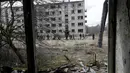 Sejumlah pengunjung menyusuri lokasi bekas kamp militer Uni Soviet di dekat Skrunda, Latvia (9/4).Karena keangkerannya tersebut banyak wisatawan yang tertarik mengunjungi tempat ini. (REUTERS/Ints Kalnins)