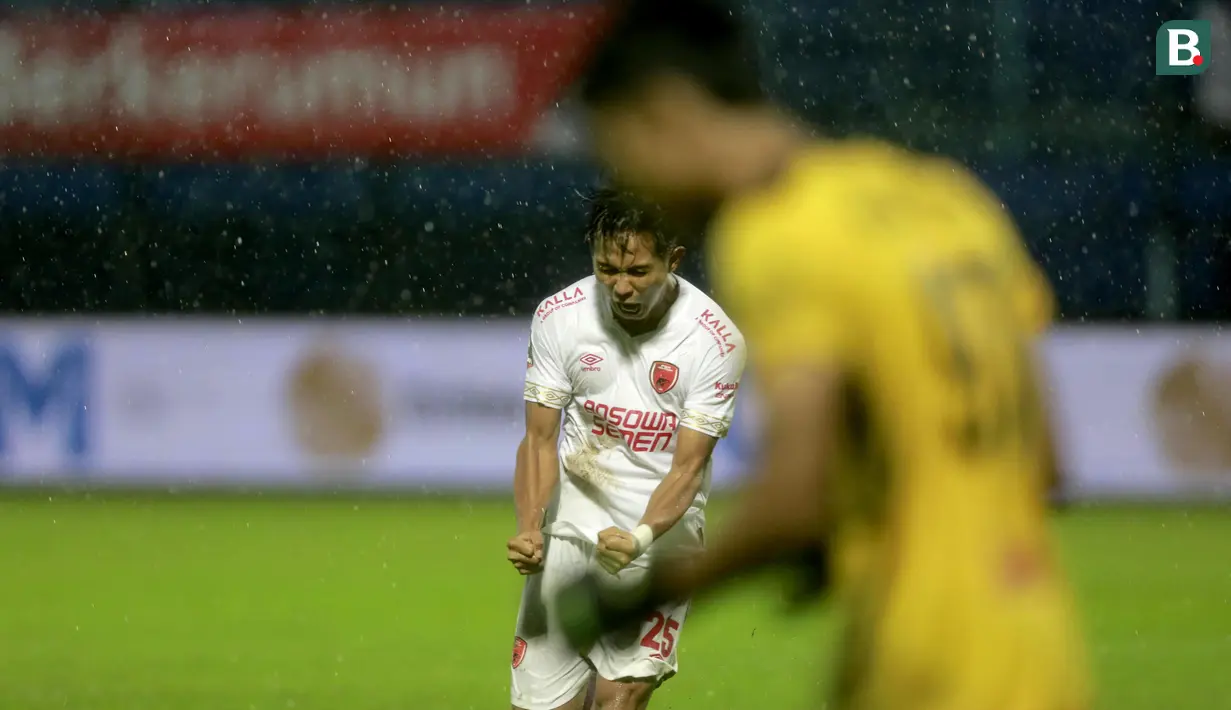 Ekspresi Abdul Rahman (kiri) setelah berhasil mencetak gol saat adu penalti melawan PSIS Semarang. (Foto: Bola.com/Arief Bagus)
