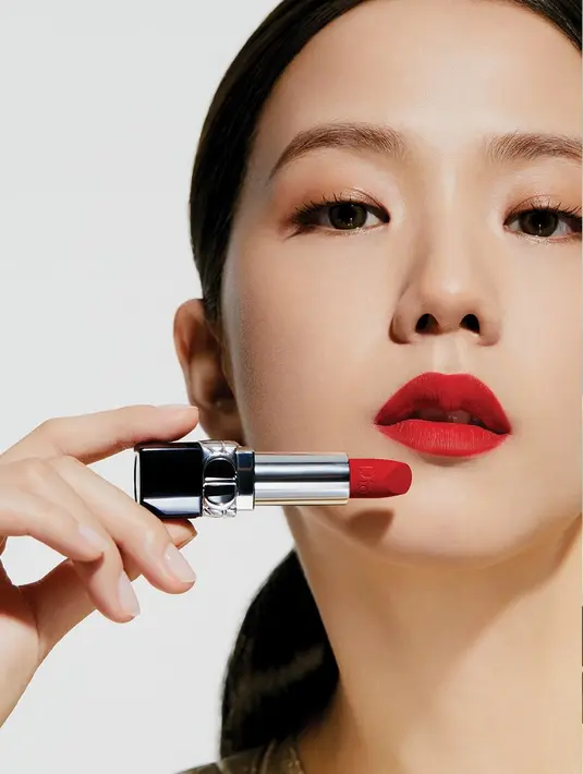 Bersama Dior, Jisoo menampilkan tampilan bold hingga sophisticated, yang bisa jadi acuan riasan tahun 2022. (Foto: Dior Beauty)