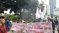 Demonstran membakar ban di sekitar Patung Kuda Jakarta Pusat. (Ady Anugrahadi/Liputan6.com)