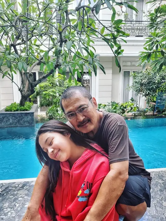 Sebagai ayah dan anak, Bambang Trihatmodjo dan Khirani punya hubungan yang sangat hangat yang tercermin dari setiap kebersamaan mereka di berbagai momen. (FOTO: instagram.com/mayangsari_official/)