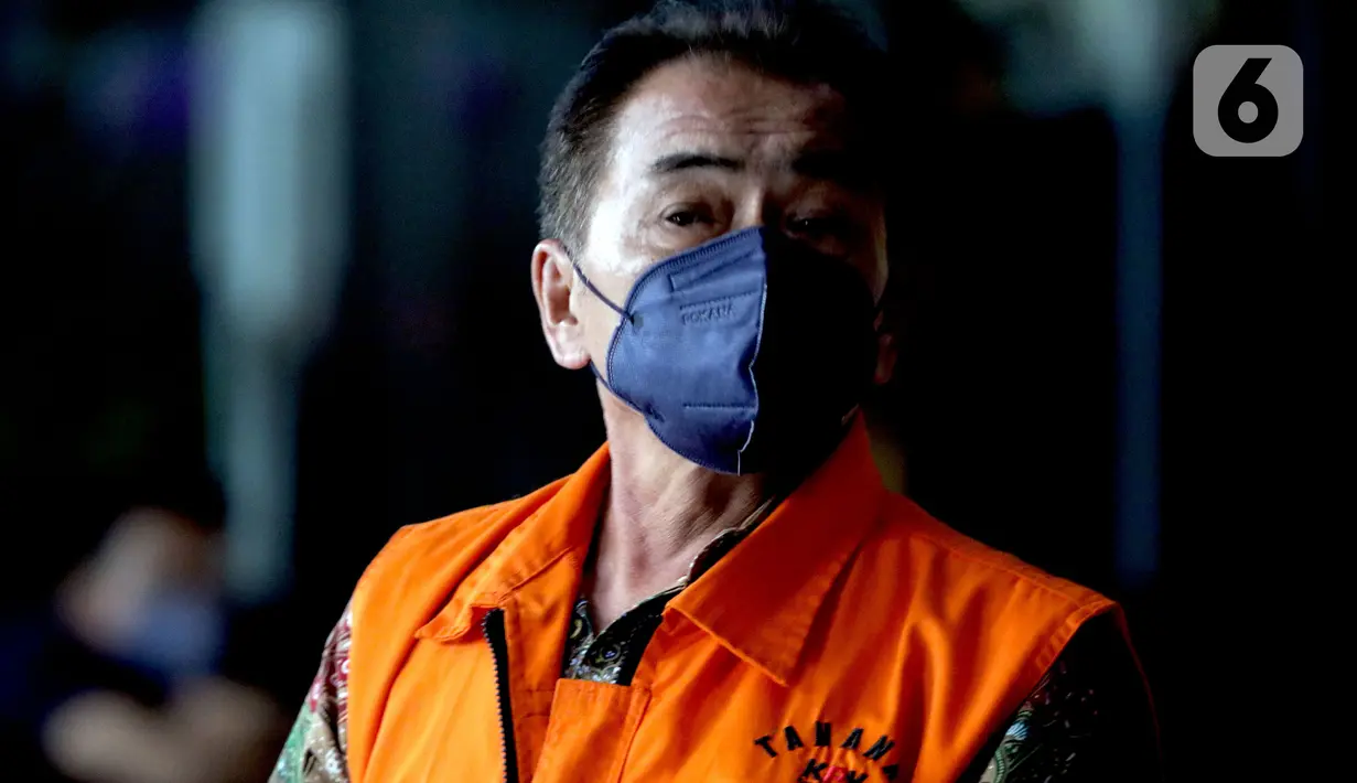 Bupati nonaktif Banjarnegara, Budhi Sarwono usai menjalani pemeriksaan lanjutan di Gedung KPK, Jakarta, Selasa (23/11/2021). Budhi Sarwono merupakan tersangka dugaan korupsi pengadaan barang dan jasa di lingkungan Pemkab Banjarnegara tahun 2017-2018. (Liputan6.com/Helmi Fithriansyah)