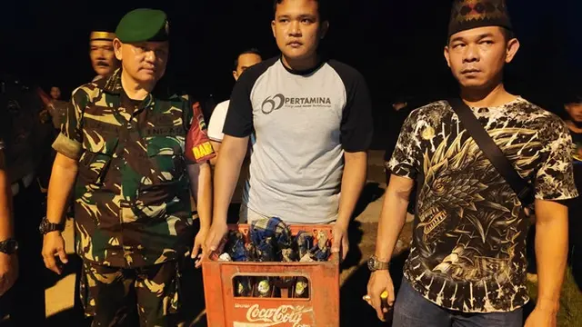 Petugas menyita belasan botol bom molotov usai tawuran pemuda di Jalan Siak IV, Kota Pekanbaru.