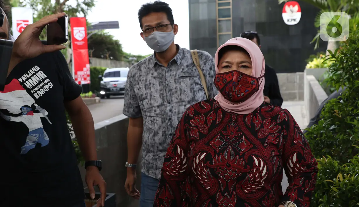 Mantan Bupati Bogor, Nurhayanti (kanan) meninggalkan gedung KPK usai menjalani pemeriksaan, Jakarta, Selasa (14/7/2020). Nurhayanti diperiksa sebagai saksi dalam kasus korupsi pemotongan uang dan gratifikasi yang dilakukan eks Bupati Bogor Rachmat Yasin. (Liputan6.com/Helmi Fithriansyah)
