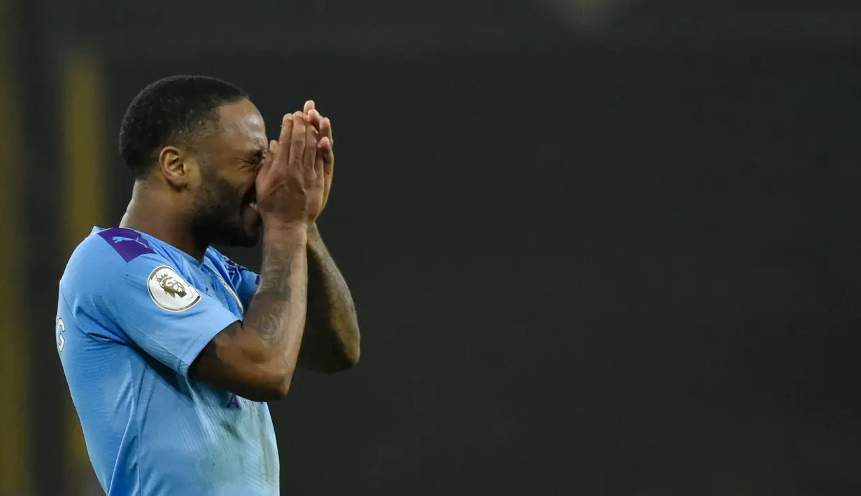 Pemain Manchester City Raheem Sterling menutupi wajahnya pada akhir pertandingan menghadapi Wolverhampton Wanderers dalam lanjutan Liga Inggris di Molineux Stadium, Wolverhampton, Inggris, Jumat (27/12/2019). Manchester City kalah 2-3. (AP Photo/Rui Vieira)