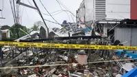 Garis polisi terpasang di depan outlet Pizza Hut Delivery (PHD) Jatimelati, Bekasi, yang hancur akibat sebuah ledakan, Minggu (23/10) pagi. Asal ledakan diduga dari tabung 50 Kg di dalam PHD. (Liputan6.com/Yoppy Renato)