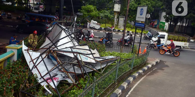 FOTO: Angin Kencang Robohkan Papan Reklame di Jalan Soepomo