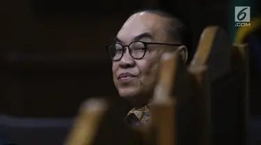 Terdakwa suap pembangunan PLTU Riau-1 Johannes Budisutrisno Kotjo saat menjalani sidang lanjutan di Pengadilan Tipikor, Jakarta, Kamis (18/10). Sidang mendengar keterangan saksi dari PT PJB dan PT Samantaka Batubara. (Liputan6.com/Helmi Fithriansyah)