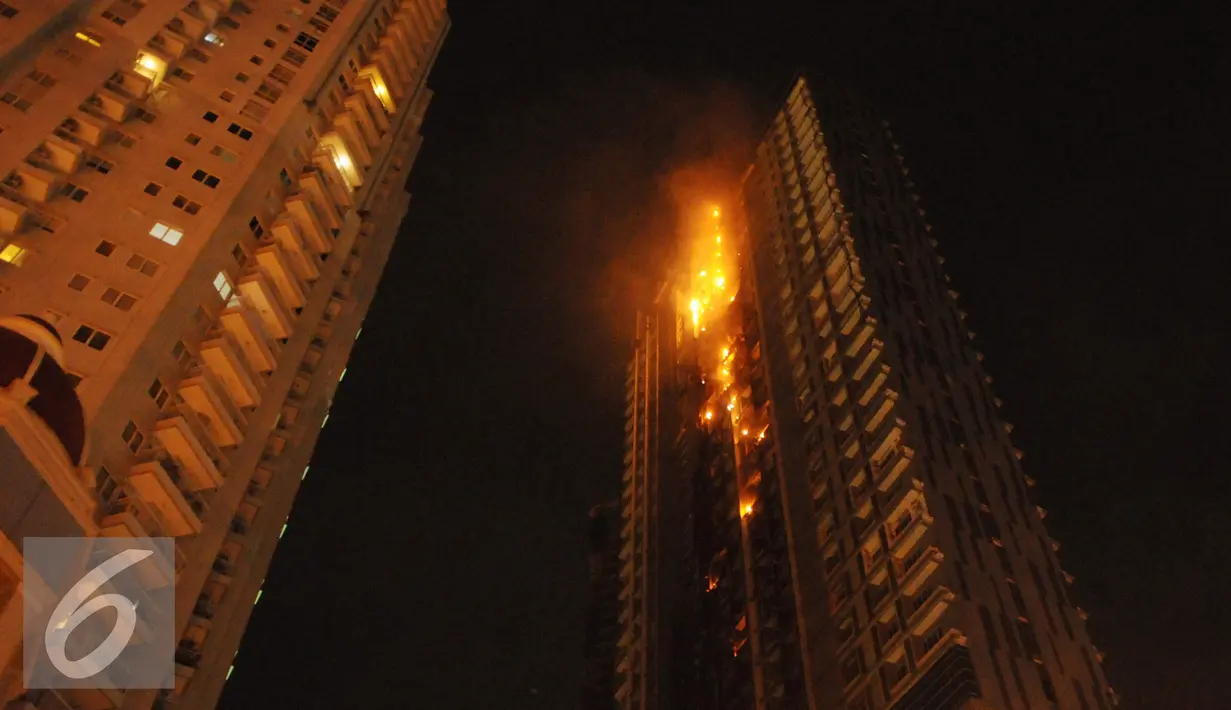 Hampir setiap lantai di apartemen Neo Soho yang terbakar mengalami kebakaran, Jakarta, Rabu (9/11). Belum diketahui apa penyebab kebakaran ini. (Liputan6.com/Helmi Afandi)