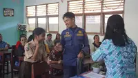 Kisah Haru Damkar Jadi Ayah Pengganti Saat Ambil Rapor