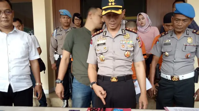 Kapolres Budi Wiguna Satria memperlihatkan ratusan barang bukti ATM, dari tangan penjahat spesialis pembobol ATM