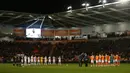 Pemain Blackpool dan Sheffield United bertepuk tangan untuk mengenang legenda sepak bola Pele sebelum pertandingan sepak bola English Championship di Bloomfield Road, Blackpool, Inggris, 29 Desember 2022. Pele, raja sepak bola Brasil yang memenangkan rekor tiga Piala Dunia dan menjadi salah satu tokoh olahraga paling berwibawa abad lalu, meninggal di Sao Paulo pada 29 Desember 2022 di usia 82 tahun. (Tim Markland/PA via AP)