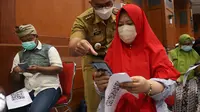 Pelaku UMKM Surabaya mengurus NIB. (Dian Kurniawan/Liputan6.com)