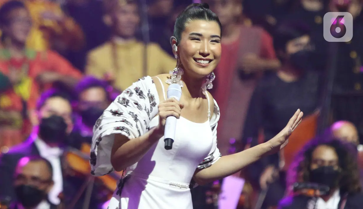 Penampilan penyanyi Christie dalam Konser Kebangsaan, Simfoni Insan Perhubungan, Bangkit Maju Bersama di Jakarta, Sabtu (6/8/2022). Acara tersebut diselenggarakan dalam rangka memeriahkan HUT RI ke-77 dan menyambut Hari Perhubungan Nasional ke-52. (Liputan6.com/Herman Zakharia)