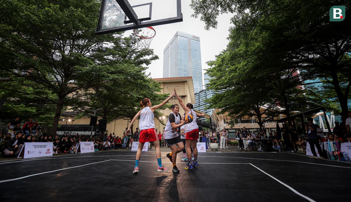 Pertandingan berlangsung seru. Para Srikandi basket Indonesia itu saling memperlihatkan aksi-aksi terbaiknya untuk mencetak poin di pertandingan 2 On 2 tersebut. (Bola.com/Bagaskara Lazuardi)