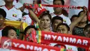 Ribuan suporter Myanmar memenuhi tribun untuk menyaksikan laga penyisihan grup A A Sea Games 2015 antara Myanmar U-23 melawan Indonesia U-23 di Stadion Jalan Besar, Singapura, Selasa (2/6/2015). Indonesia kalah 4-2. (Liputan6.com/Helmi Fithriansyah)