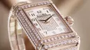 Didesain khusus untuk wanita, jam tangan mewah Jaeger-LeCoultre One Cordonnet Jewellery ini dihiasi oleh 1.104 berlian dengan total 7,84 karat. Tali jam tangan yang dilapisi emas dan berlian ini lentur, sehingga nyaman digunakan. (dok/jaeger).