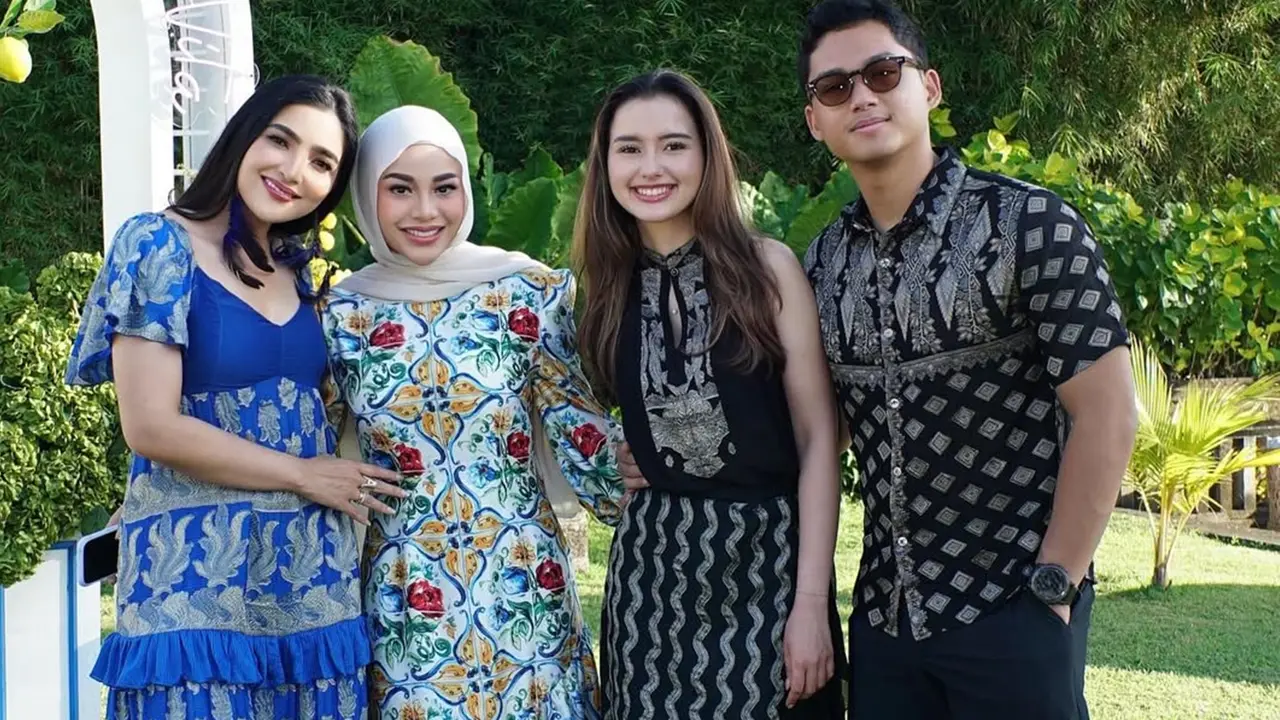 6 Gaya Batik Couple Azriel Hermansyah dan Sarah Menzel di Ultah Aurel ke-27