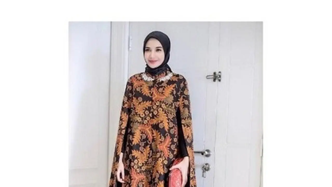 Inspirasi Model Gamis Batik ala Artis