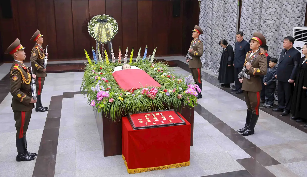 Petugas berdiri di dekat peti Kim Yang Gon di tempat persemayaman di Pyongyang, Kamis (31/12). Kim Yang Gon, adalah sekertaris Partai Buruh dan Kepala United Front Departemen, unit yang menangini hubungan Korut dan Korsel. ( REUTERS / KCNA)