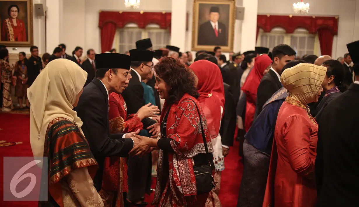 Menteri Susi Pudjiastuti memberi selamat kepada Menteri ESDM, Arcandra Tahar usai acara pelantikan di Istana Negara, Rabu (27/7). Arcandra Tahar menggantikan Sudirman Said dalam Reshuffle Kabinet jilid II. (Liputan6.com/Faizal Fanani)