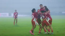 Pemain Timnas Indonesia Putri merayakan gol yang dicetak oleh Isa Warps ke gawang Kirgistan pada laga Grup D Kualifikasi Piala Asia Putri 2026 di Stadion Indomilk Arena, Tangerang, Minggu (29/6/2025). (Bola.com/M Iqbal Ichsan)