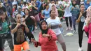 Peserta mengikuti kegiatan body combat di area CFD Jalan Jenderal Sudirman Jakarta Pusat, Minggu (14/5). Kegiatan tersebut dilakukan dalam rangka menyemarakkan Hari Pensiun Nasional yang diperingati pada 20 April 2017. (Liputan6.com/Immanuel Antonius)
